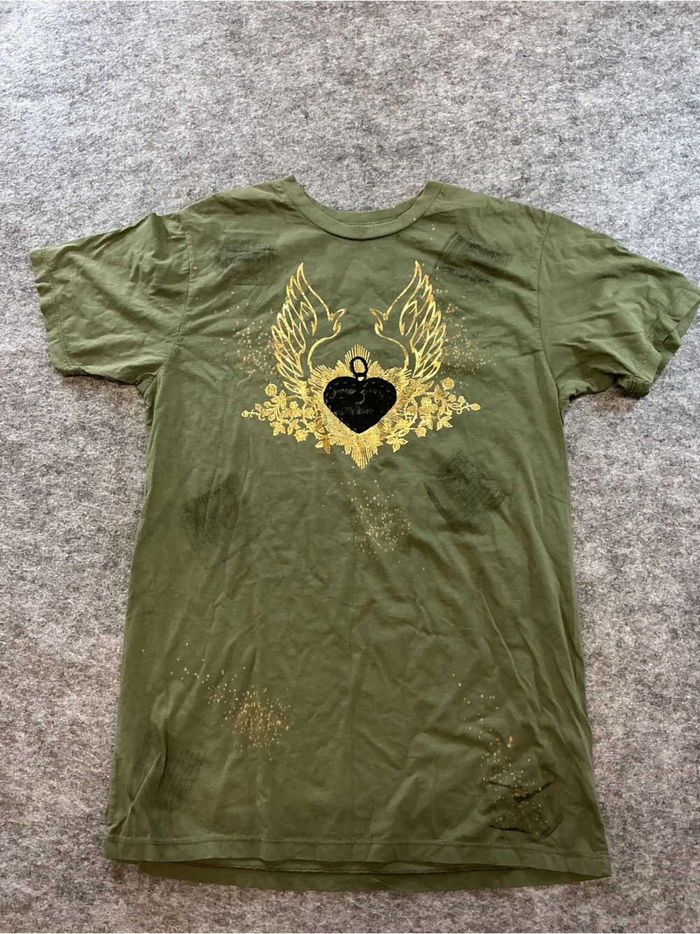 Second Skin Y2K Cyber Core
Olive Green Winged Heart Graphic Tee Size M